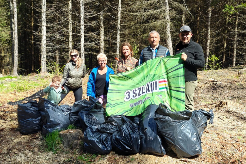 akcja sprzątania lasu